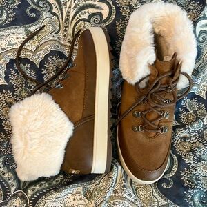 Brand new Tynlee fur lined lace up Koolaburra by Ugg boots size 10